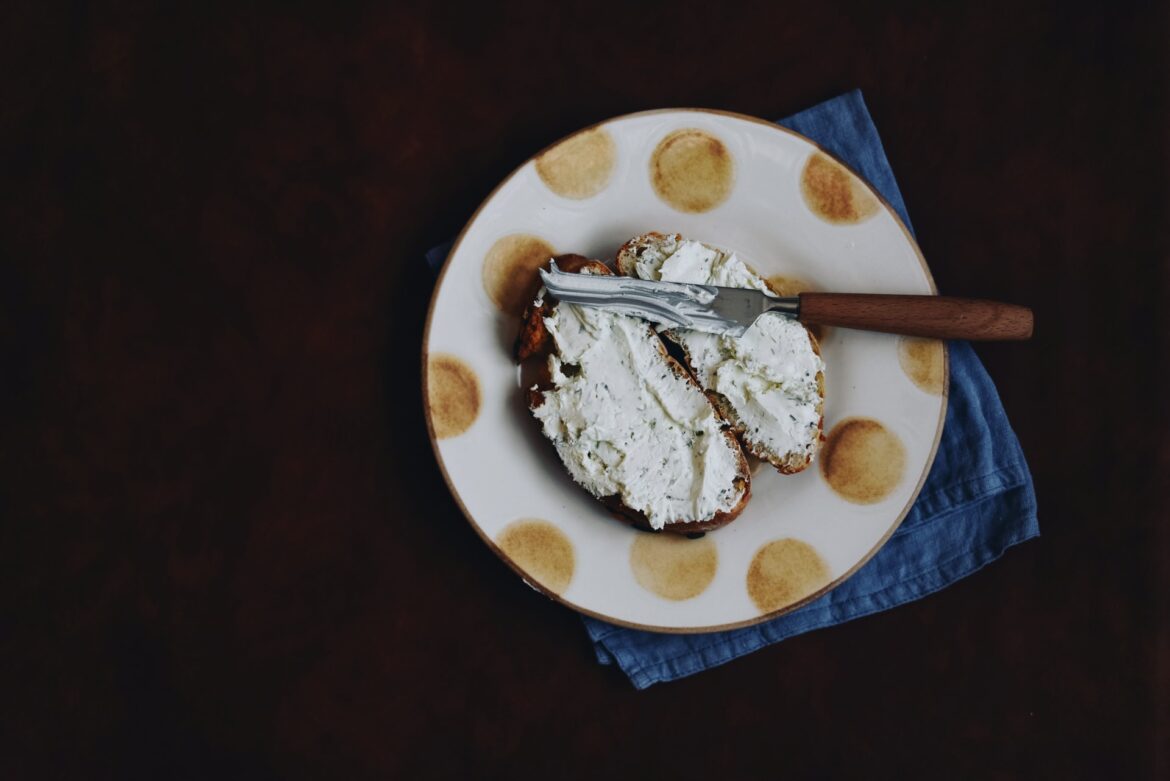 gaelle-marcel-8t0Y_ovIIp8-unsplash keto cream cheese frosting