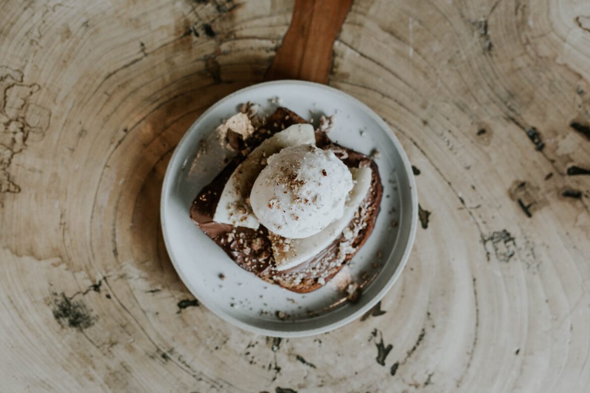brooke-cagle-j3Y8xGrx0n8-unsplash keto whipped cream