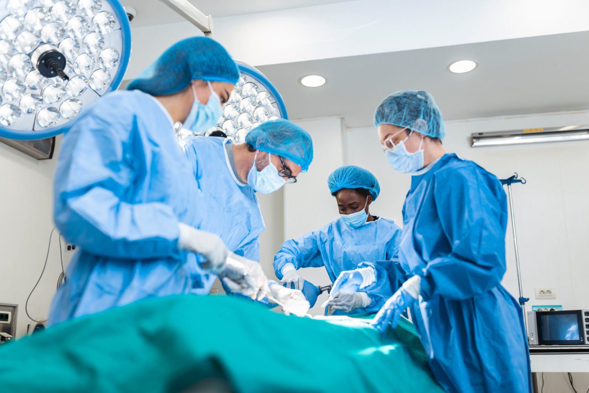 Doctor,And,Assistant,Nurse,Operating,For,Help,Patient,From,Dangerous