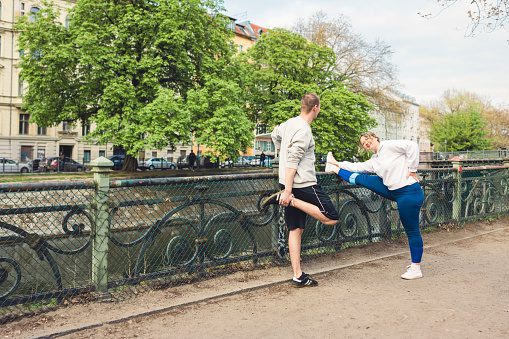 preparing-for-a-run-in-the-city-picture-id1409756948