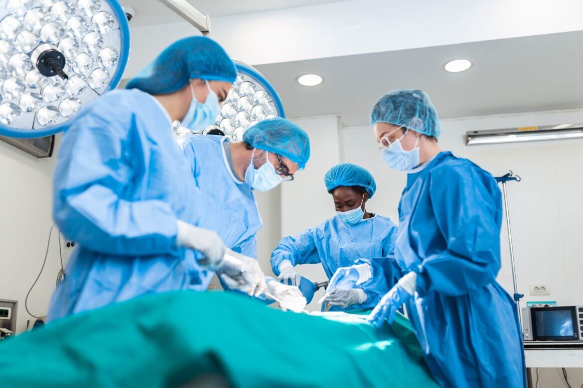 Doctor,And,Assistant,Nurse,Operating,For,Help,Patient,From,Dangerous